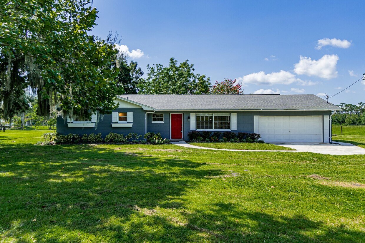 Primary Photo - Charming 3/2.5 Home W/ 2 Car Garage on Ove...