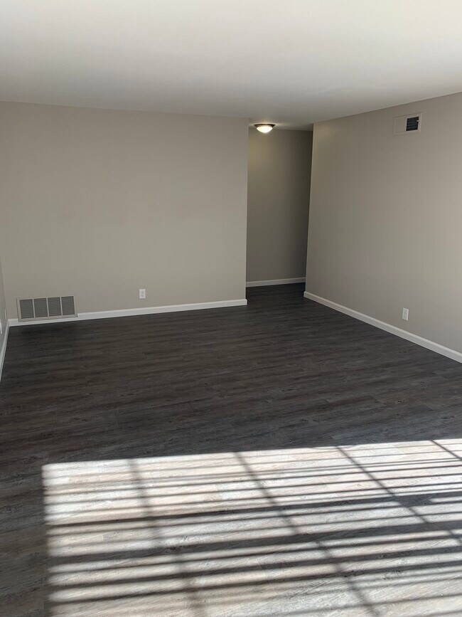 Building Photo - 482 Westlake Dr