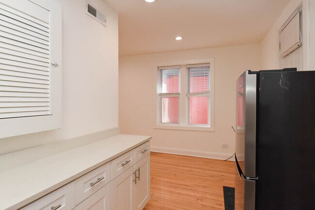 Foto del edificio - 1851 W Dickens Ave