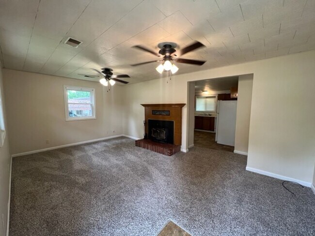 Foto del edificio - 2BR house near CofO!!!