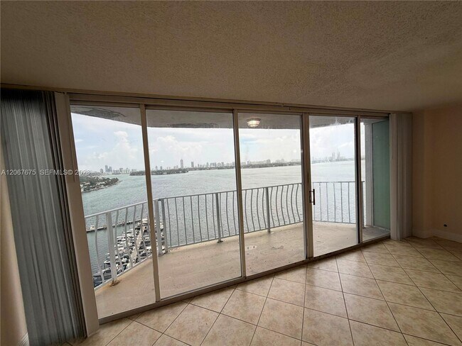 Foto del edificio - 7601 E Treasure Dr