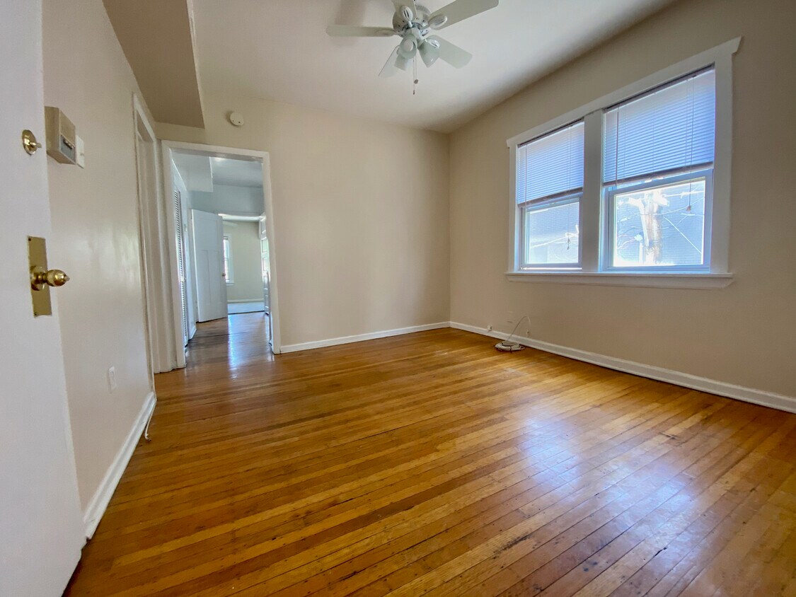 Primary Photo - 2414 W Cullom Ave
