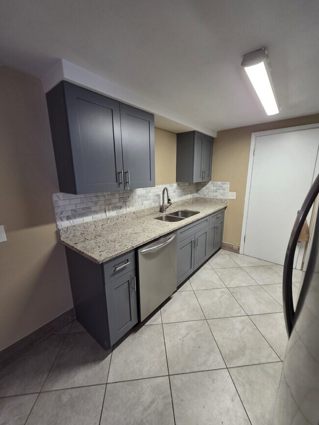 Foto del edificio - REMODELED 3 BEDROOM 2 FULL BATHS WITH FENCED IN YARD.