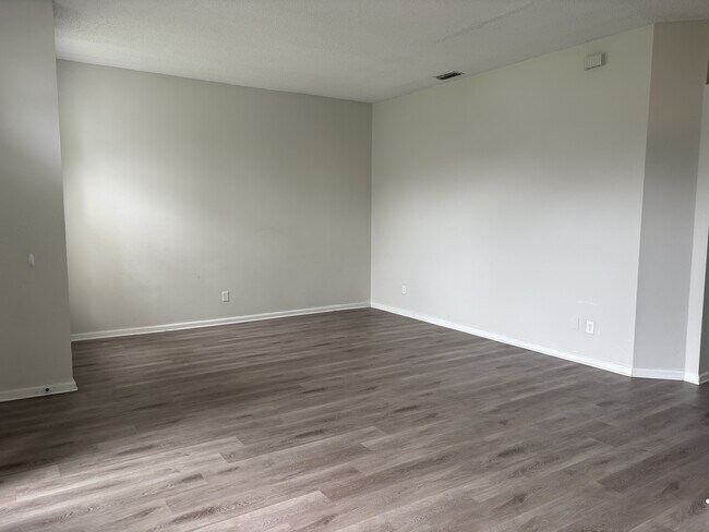 Foto del edificio - 7242 Longhorn Cir S