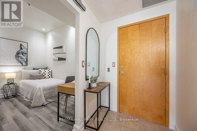 Building Photo - 700 King St W