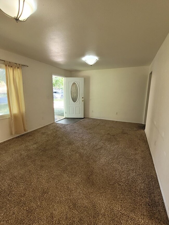 Building Photo - Ephrata House with Garage & Fenced Yard