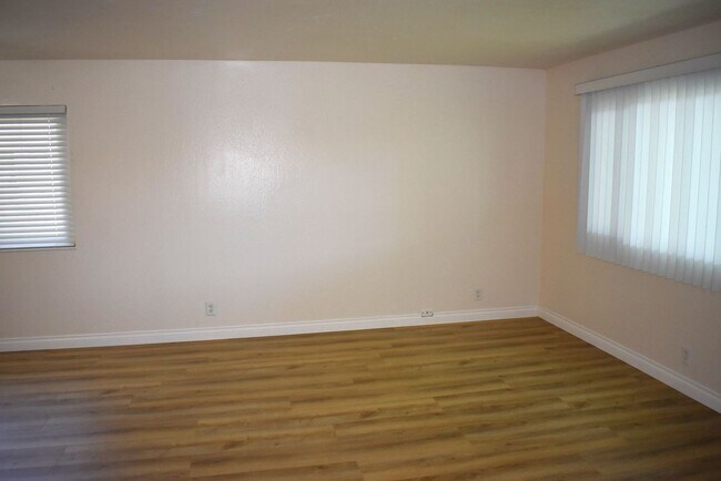 Building Photo - Nice condo unit with a community pool, cen...