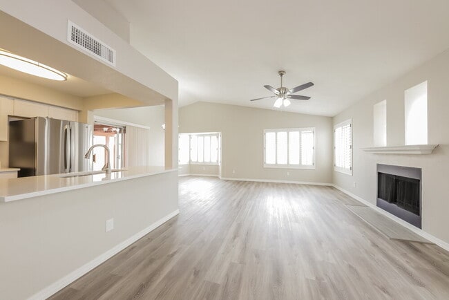 Foto del edificio - 8810 W Grovers Ave