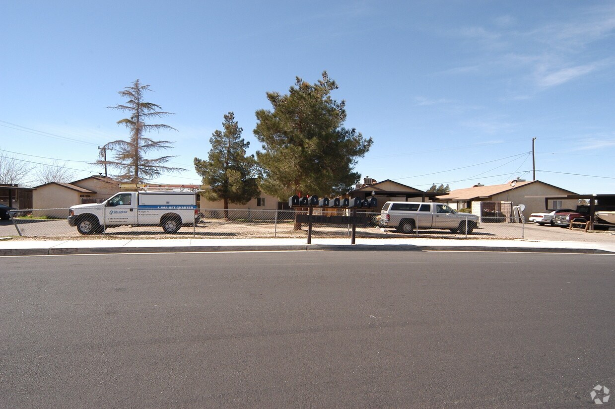Building Photo - 15862 Green Hill Dr