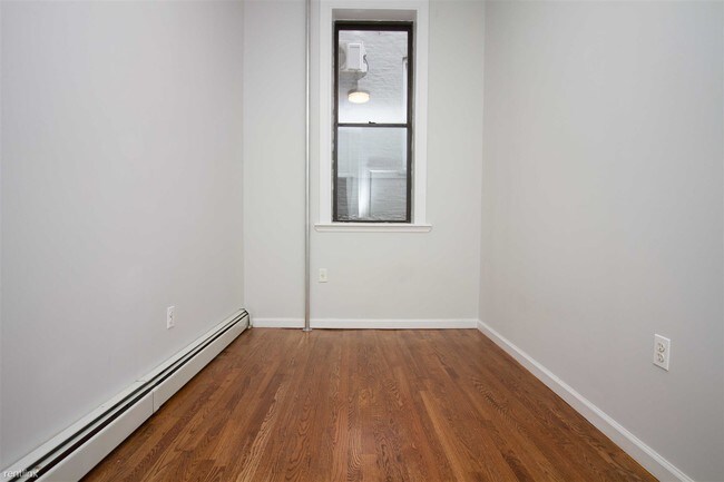 Building Photo - 2 br, 1 bath  - 1601 Gates Ave