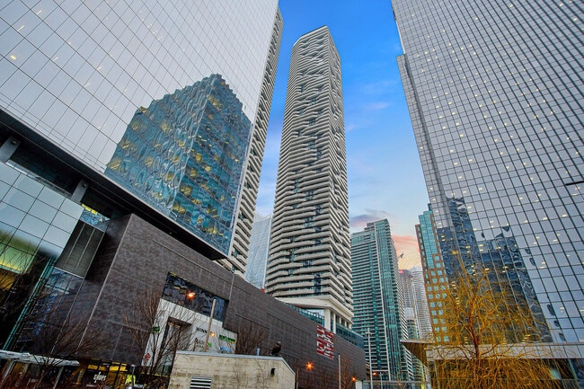 Photo du bâtiment - 100 Harbour St