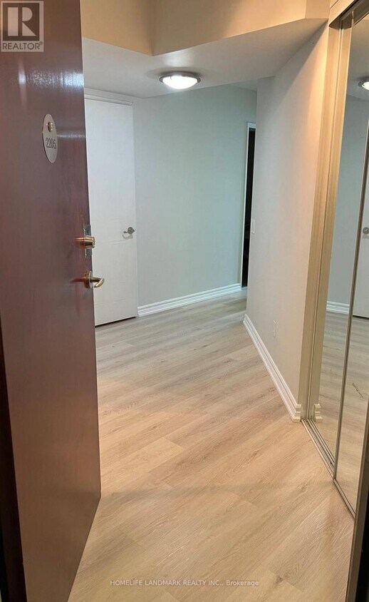 Photo principale - 750-2750 Bay St.