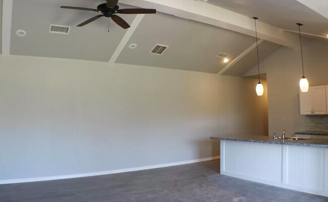 Building Photo - Beautiful Updated Duplex