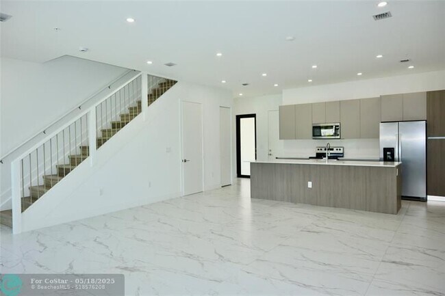 Building Photo - 4224 NE 7th Terrace