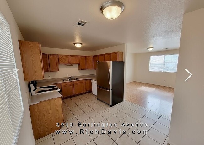 Building Photo - 4 bed, 2 Bath, 1400 sqft with washer/dryer...