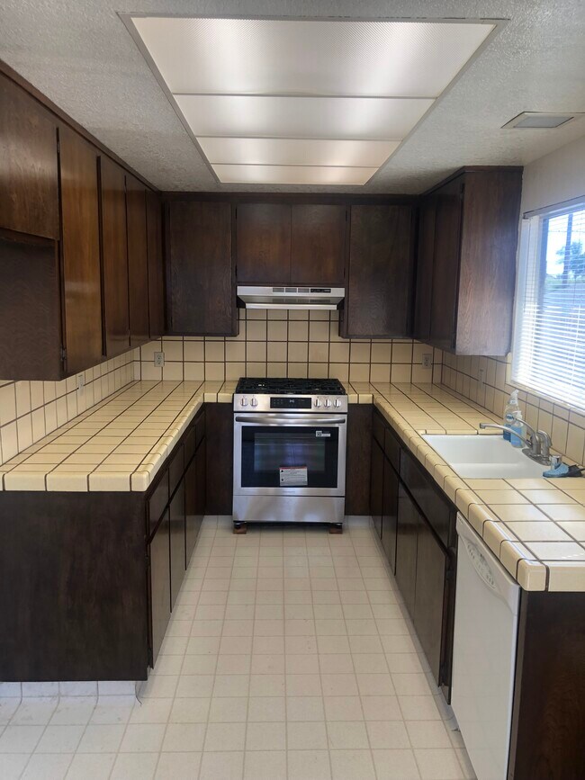 Cocina - 2029 W 182nd St