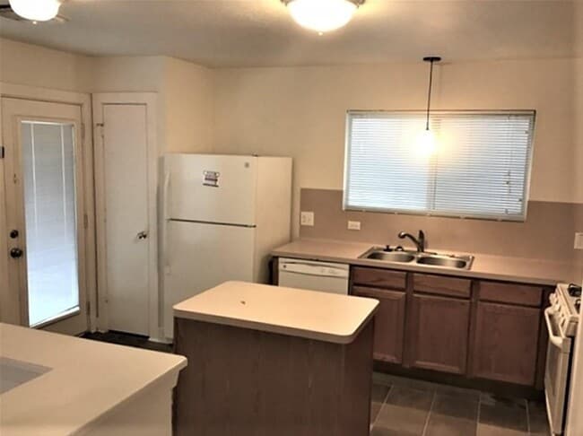 Building Photo - 26892 Wellington Ct