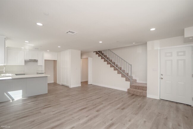 Building Photo - 439 W 89th St