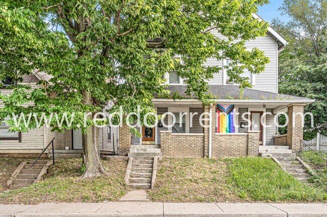Building Photo - Updated 2-Bedroom Duplex in Vibrant Founta...