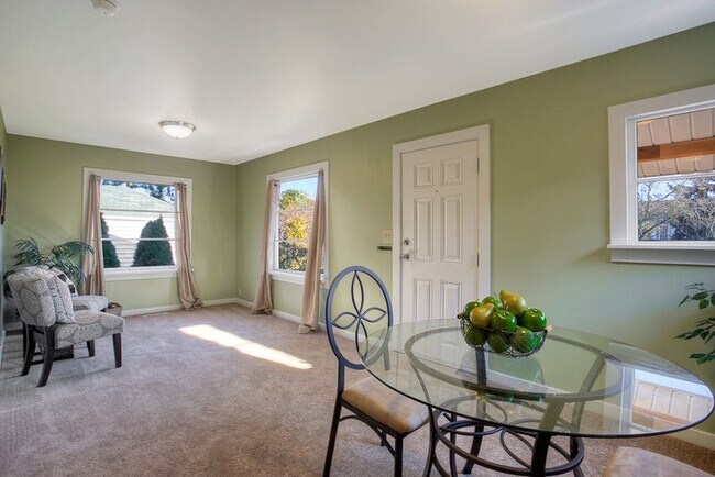 Sala de estar - 7111 31st Ave SW