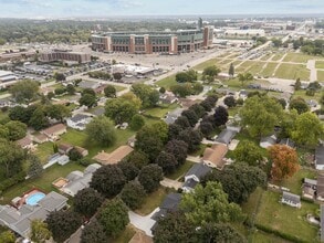 Building Photo - 1095 April Ln