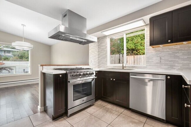 Foto del edificio - Custom Arbor Heights Bungalow with AC and ...