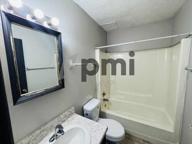 Foto del edificio - 828 Whitethorne Ave