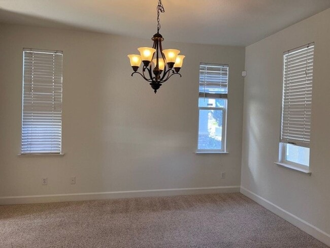 Building Photo - Spacious home featuring nearly 3,100 square feet of living space. Close to schools, parks and sho...