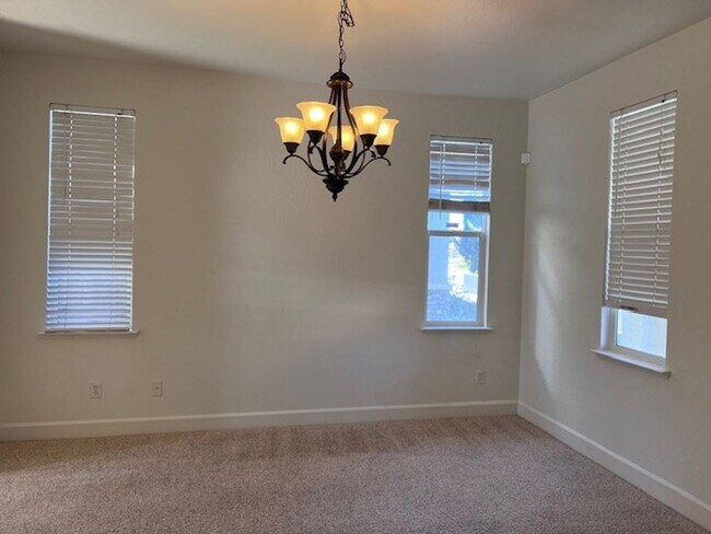 Foto del edificio - Spacious home featuring nearly 3,100 square feet of living space. Close to schools, parks and sho...