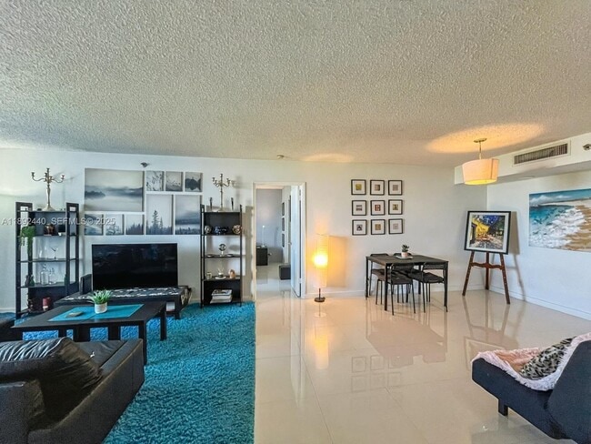 Foto del edificio - 3300 NE 192 St