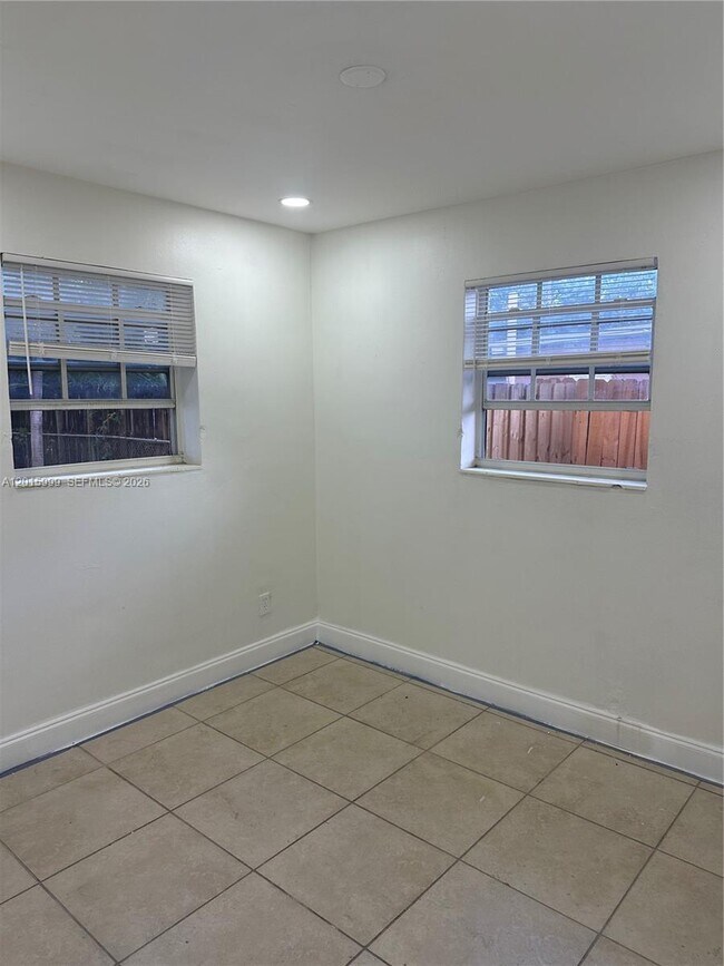 Building Photo - 4141 SW 32nd Dr
