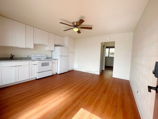 Building Photo - $500 1st Month Rent Special! | Renovated! ...