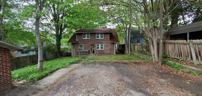 Foto del edificio - 6 Bedroom 2 Bathroom Single Family Home