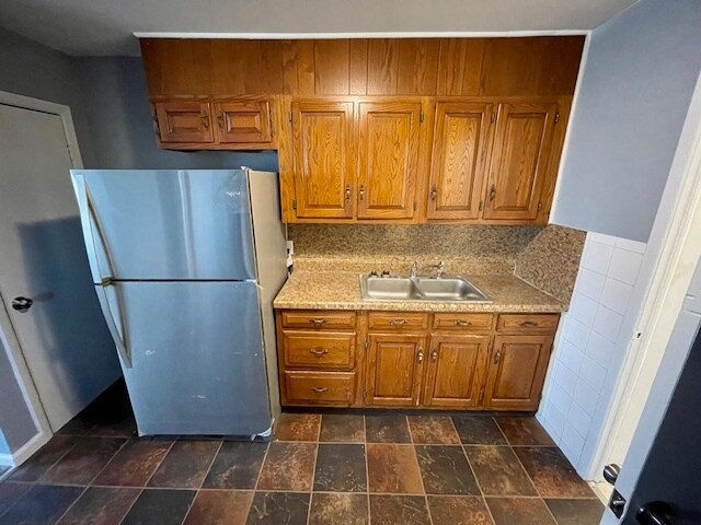La cocina tiene todo lo que necesitas, con muchos gabinetes, refrigerador y estufa/horno. - 6 Catawba Ave