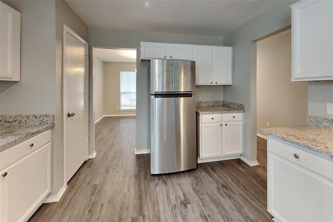 Building Photo - 2039 Greencrest Dr