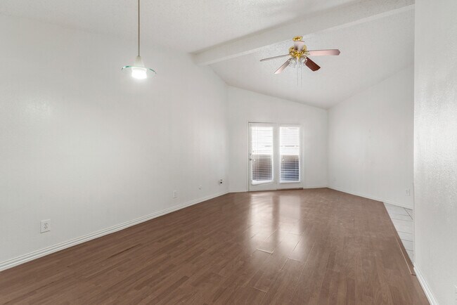 Foto del edificio - 8545 Midpark Rd