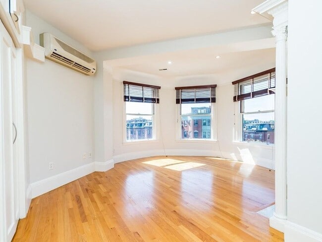 Building Photo - Bright 2 Bed in the South End with Roof Deck