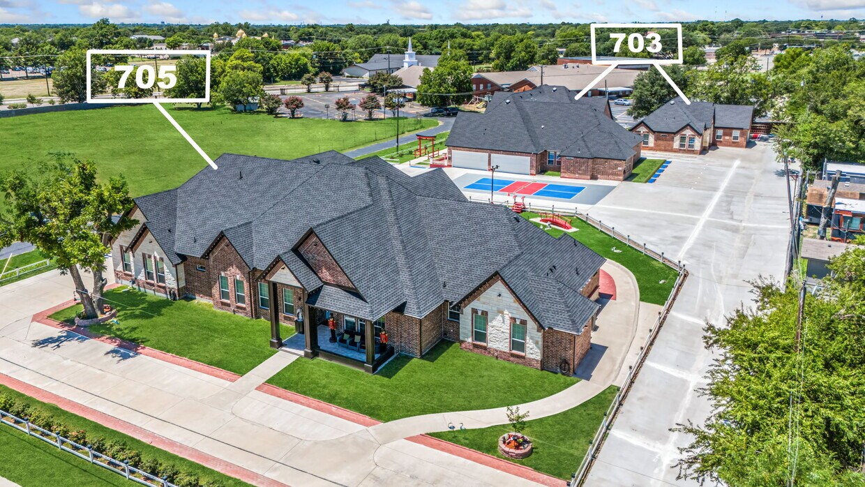 Foto principal - 703 E Oates Rd