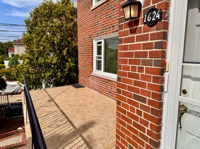 A spacious front patio - 1624 Ohm Ave