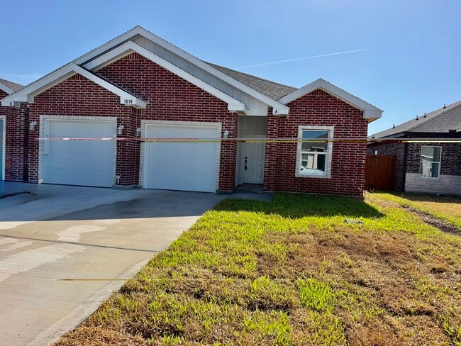 Building Photo - 1018 Escondido Ln E