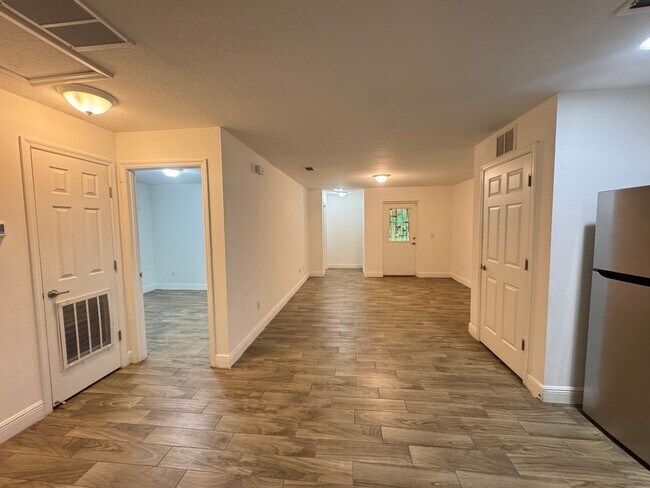 Building Photo - Available NOW! Charming 3-Bedroom Duplex with Modern Comforts in Lakeland! Washer and Dryer INCLU...