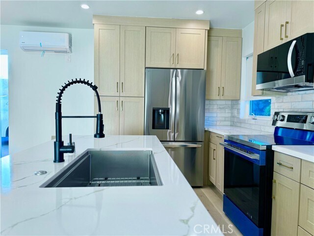 Foto del edificio - 22404 Vanowen St