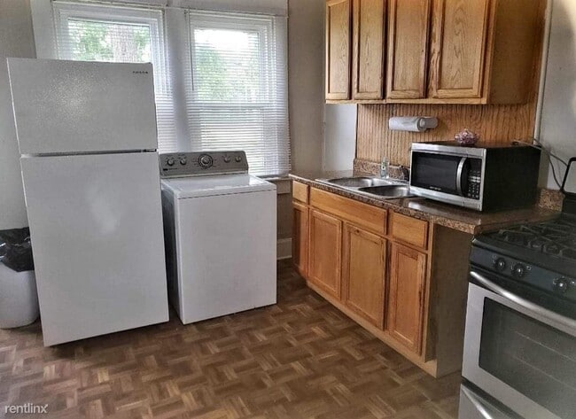 Building Photo - 3 br, 1 bath Duplex - 1449 Montcalm Street