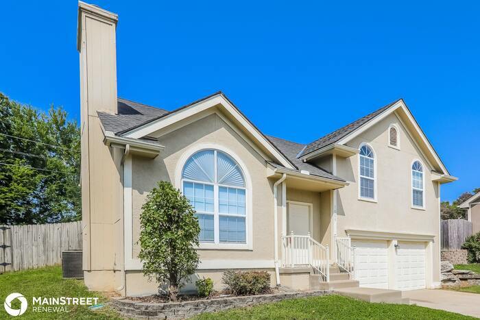 Primary Photo - 1009 NW Creek Side Circle, Blue Springs, M...