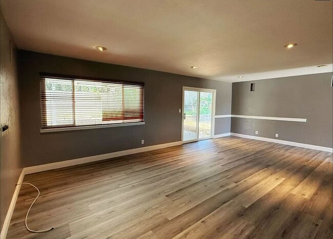Building Photo - 417 Bourdet St