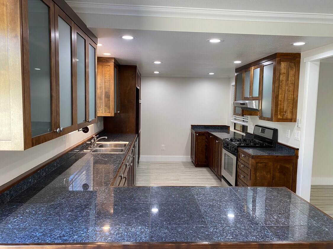 Foto principal - 9960 Owensmouth Ave