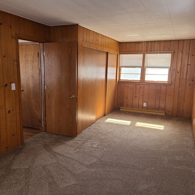 Building Photo - 907 E Hosmer St