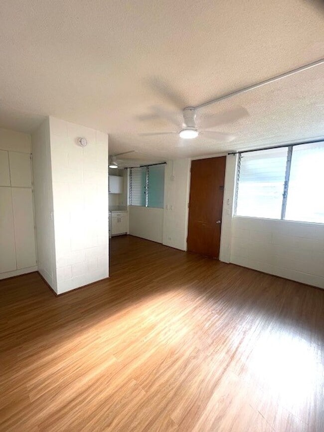 Building Photo - Renovated 2 Bedroom / 1 Bath in Honolulu