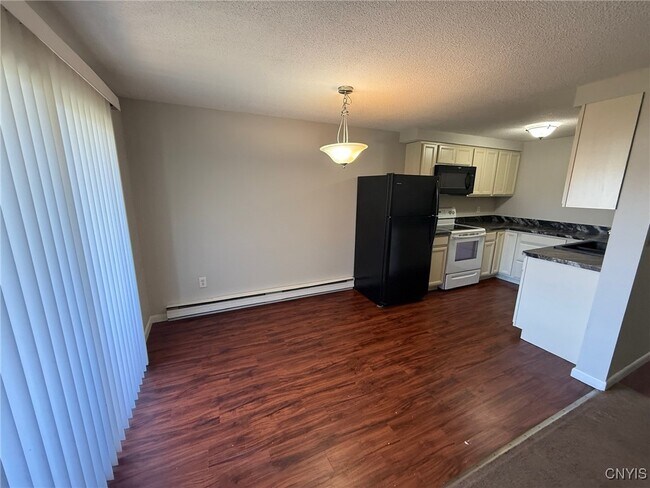 Foto del edificio - 504 Village Blvd N