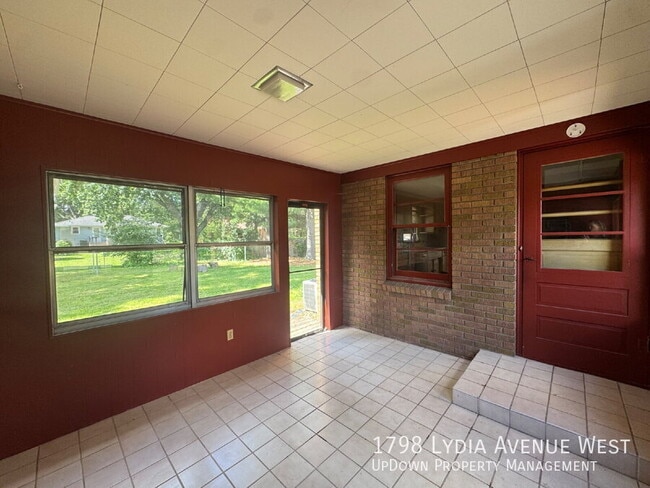 Building Photo - 1798 Lydia Ave W